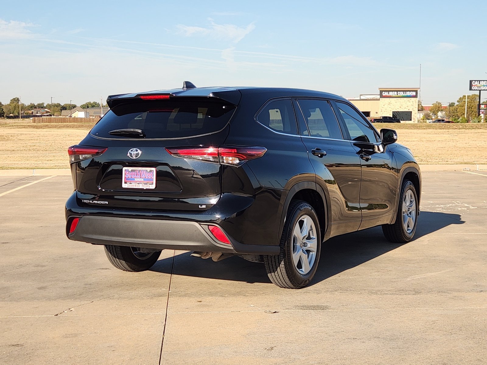 Used 2024 Toyota Highlander LE FWD image 5