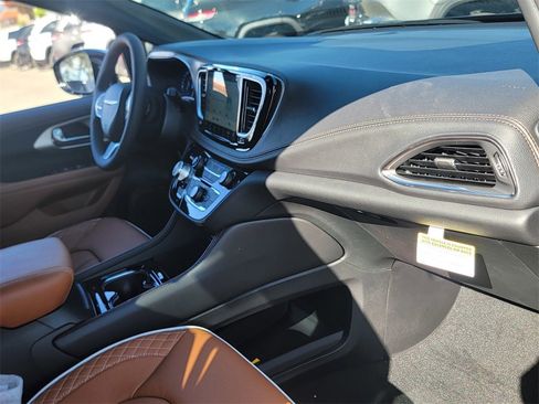 New 2026 Chrysler Pacifica Pinnacle image 14