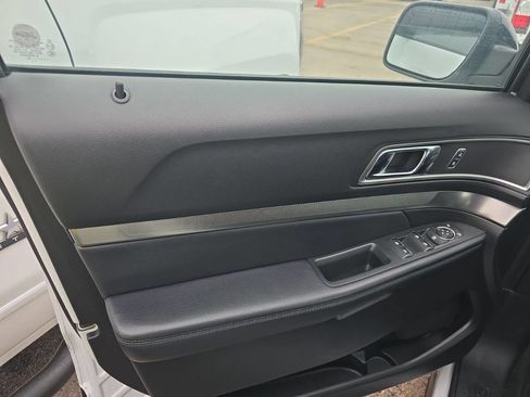 Used 2018 Ford Explorer XLT w/ Equipment Group 202A image 11