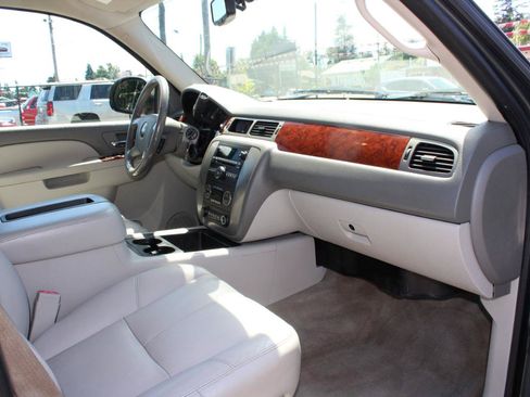 Used 2011 GMC Yukon XL SLT w/ SLT-2 Equipment Package AWD/4WD image 16