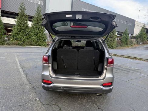 Used 2019 Kia Sorento LX w/ LX Convenience Package image 5