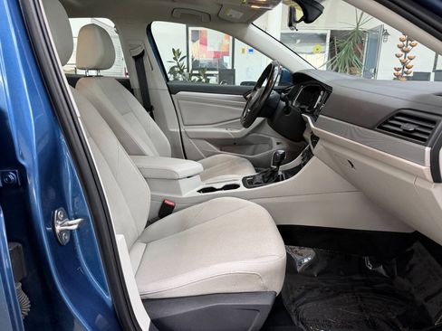 Used 2019 Volkswagen Jetta SE w/ Cold Weather Package FWD image 17