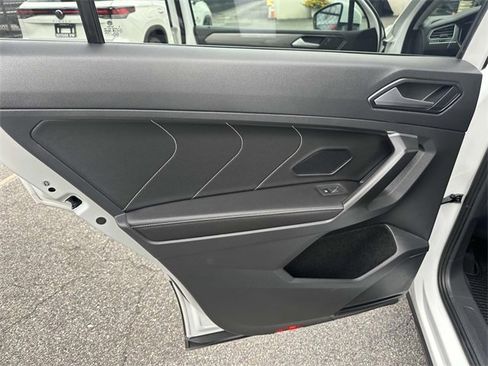 Certified 2022 Volkswagen Tiguan SE image 18