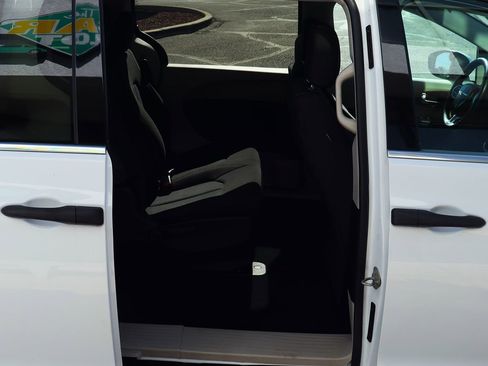Used 2020 Chrysler Voyager L image 26