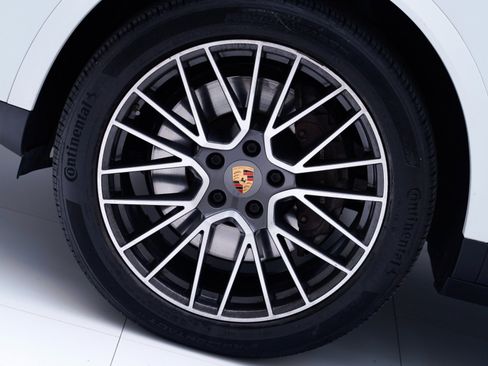 Used 2023 Porsche Cayenne Platinum Edition image 12