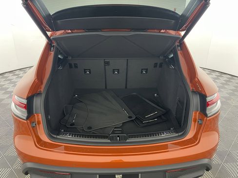 Certified 2022 Porsche Macan AWD/4WD image 21