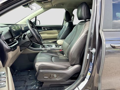 Used 2025 Kia Carnival FWD image 21