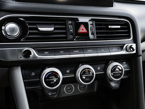 Used 2023 Genesis G70 2.0T image 30