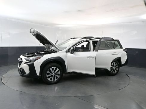 Used 2023 Subaru Outback Premium AWD/4WD image 27