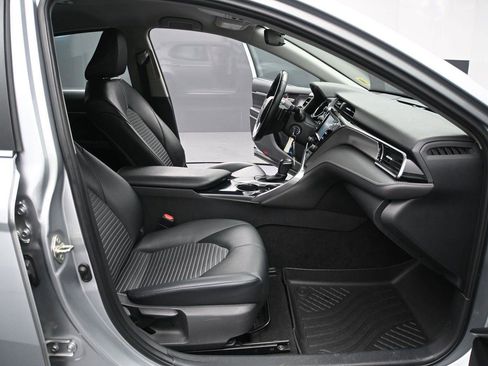 Used 2020 Toyota Camry SE FWD image 15