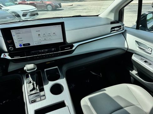 Used 2025 Toyota Sienna XLE FWD image 25