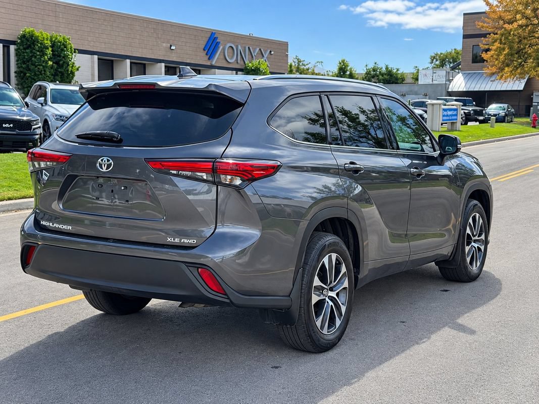 Used 2020 Toyota Highlander XLE AWD/4WD image 5