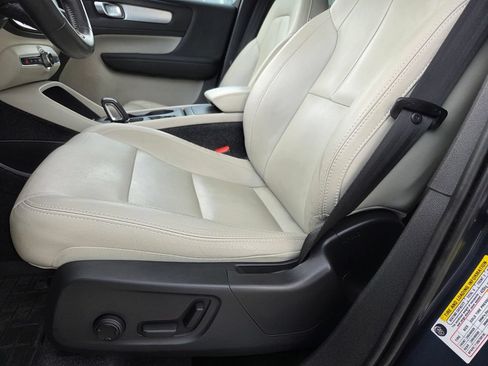 Used 2021 Volvo XC40 T5 Momentum w/ Premium Package AWD/4WD image 10