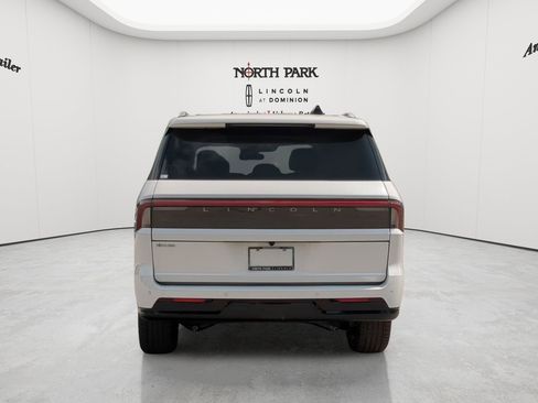 New 2026 Lincoln Navigator L Premier AWD/4WD image 4