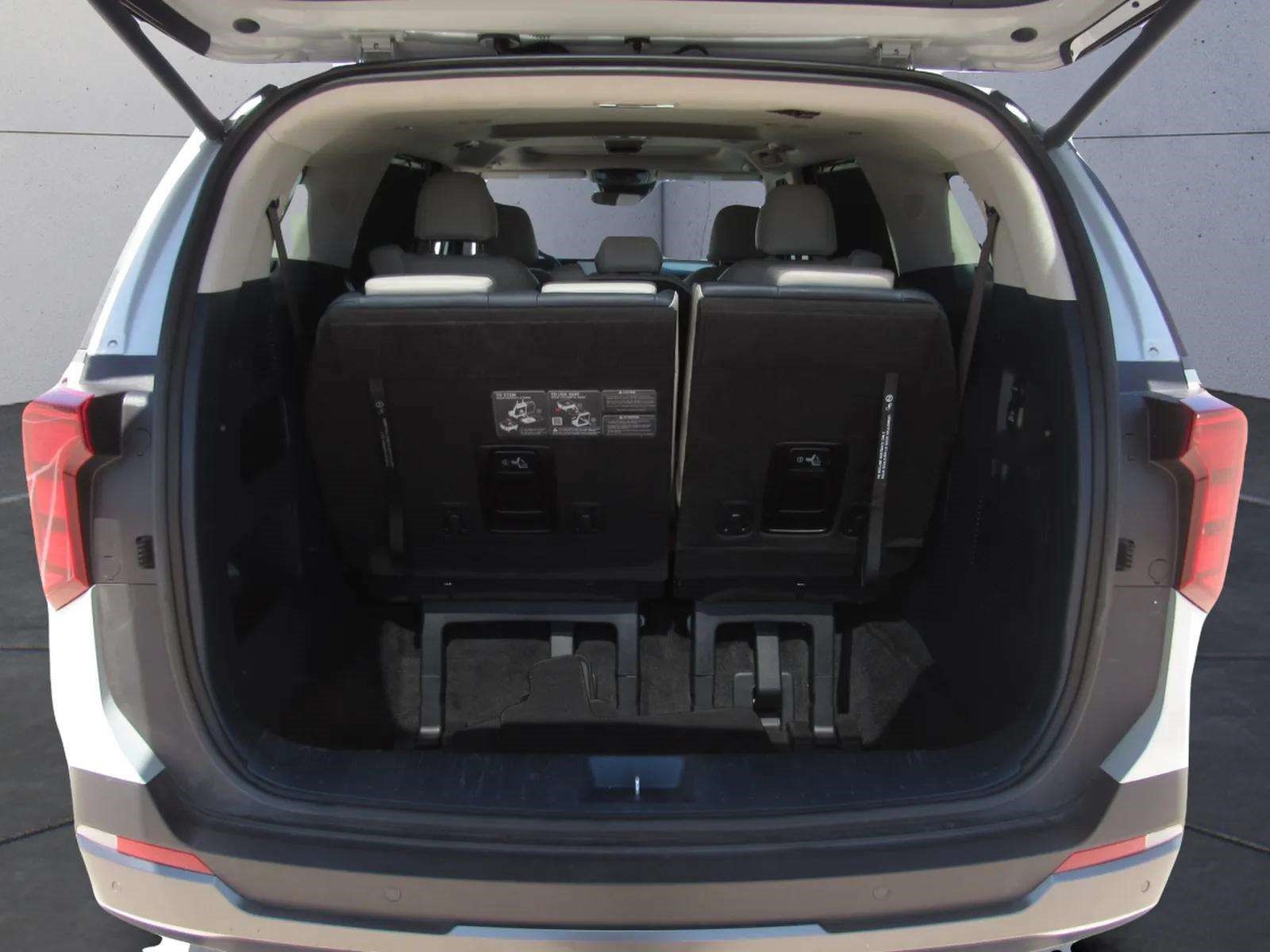 Used 2025 Kia Carnival SX w/ SX Dark Edition Package FWD image 13