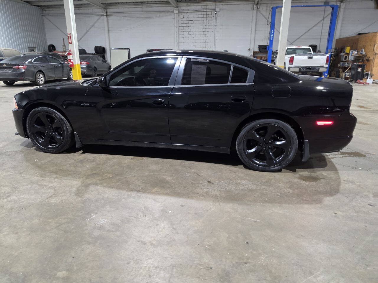 Used 2014 Dodge Charger SXT w/ Blacktop Package RWD image 6