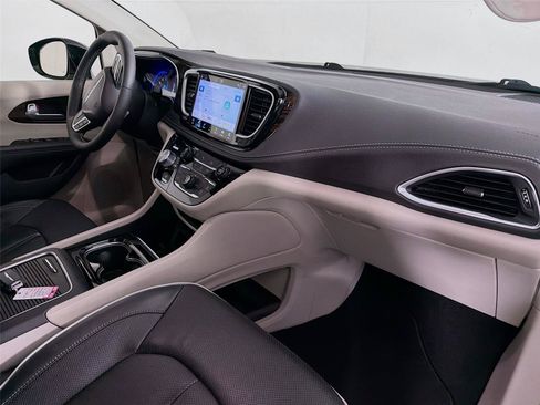 Used 2024 Chrysler Pacifica Limited FWD image 30