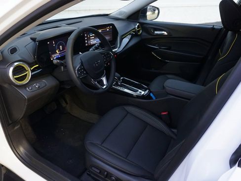 Used 2025 Chevrolet Trax ACTIV w/ Sunroof Package image 9