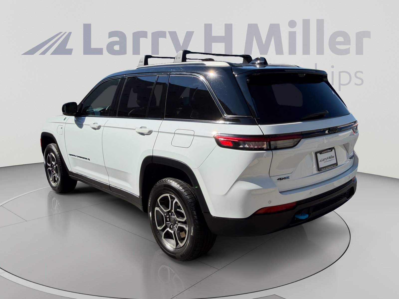 Used 2023 Jeep Grand Cherokee Trailhawk w/ Luxury Tech Group III AWD/4WD image 3