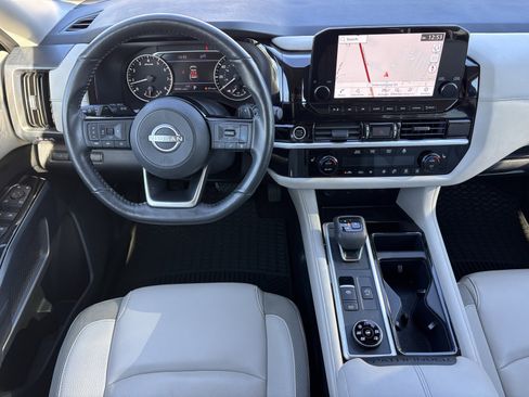 Used 2024 Nissan Pathfinder SL image 3