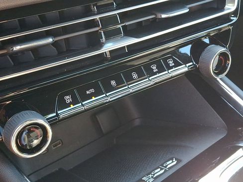 Used 2026 Chevrolet Traverse LT w/ Driver Confidence Package image 15