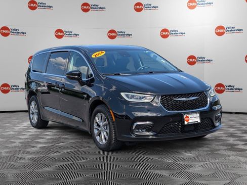 Used 2024 Chrysler Pacifica Touring-L AWD/4WD image 3