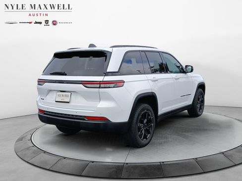 Used 2024 Jeep Grand Cherokee Altitude AWD/4WD image 16