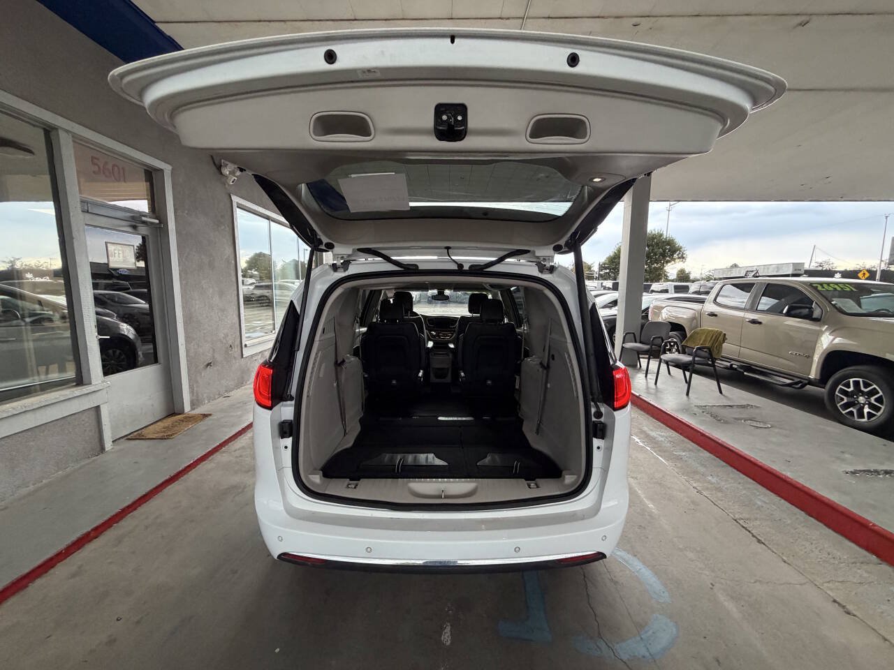 Used 2017 Chrysler Pacifica Touring-L FWD image 16
