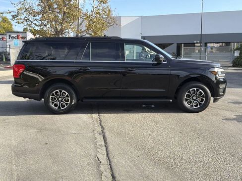 Used 2024 Ford Expedition Max XLT image 3