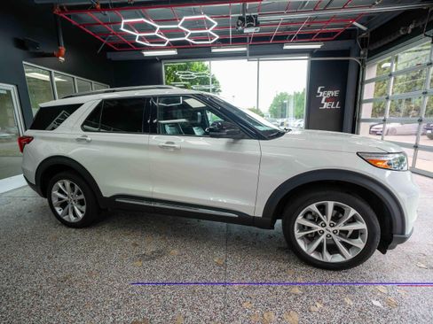 Used 2023 Ford Explorer Platinum w/ Technology Package AWD/4WD image 5