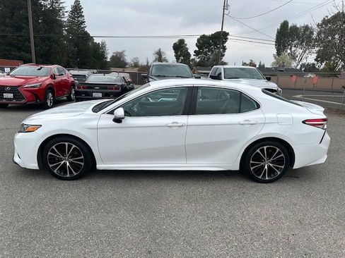 Used 2020 Toyota Camry SE image 3