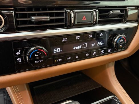 Used 2022 Nissan Pathfinder Platinum w/ Cargo Package image 31