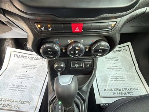 Used 2016 Jeep Renegade Latitude image 14