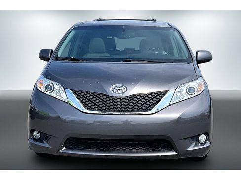 Used 2017 Toyota Sienna XLE w/ XLE Navigation Package AWD/4WD image 2