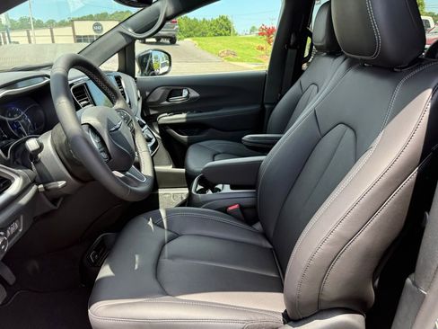 Used 2025 Chrysler Pacifica Select image 15