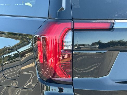 Used 2025 GMC Yukon XL Denali AWD/4WD image 46