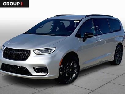 New 2026 Chrysler Pacifica Select