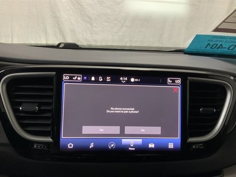 Used 2023 Chrysler Pacifica Touring-L FWD image 28