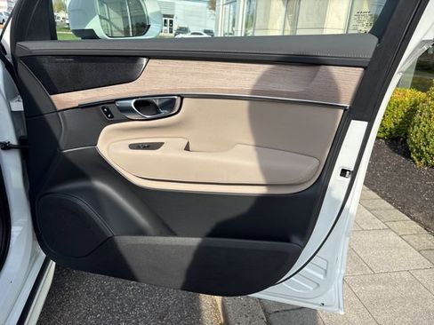 Used 2025 Volvo XC90 B6 Plus image 16
