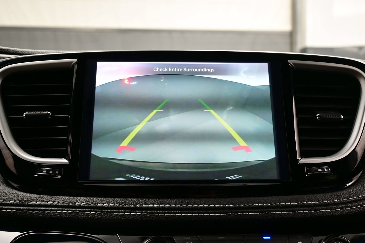 Used 2024 Chrysler Pacifica Touring FWD image 23