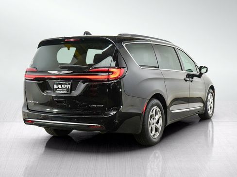 Used 2023 Chrysler Pacifica Limited FWD image 5