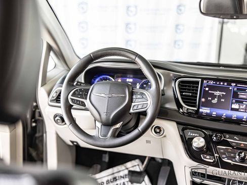 Used 2022 Chrysler Pacifica Touring-L image 38