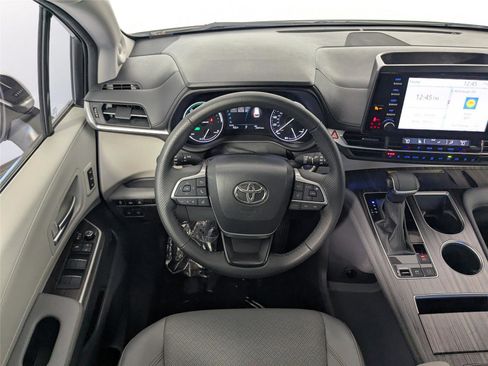 Used 2024 Toyota Sienna Limited image 36