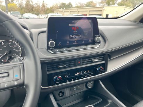 Used 2025 Nissan Rogue SV image 17