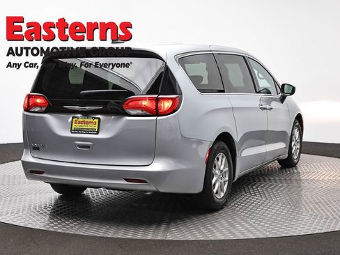 Used 2023 Chrysler Voyager LX FWD image 5