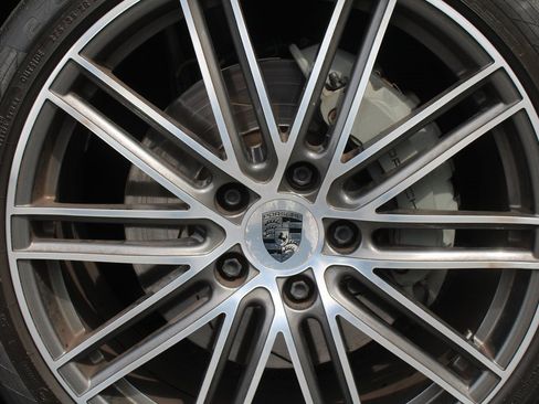 Used 2018 Porsche Panamera 4S image 16