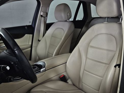 Used 2019 Mercedes-Benz GLC 300 4MATIC w/ Premium Package image 21