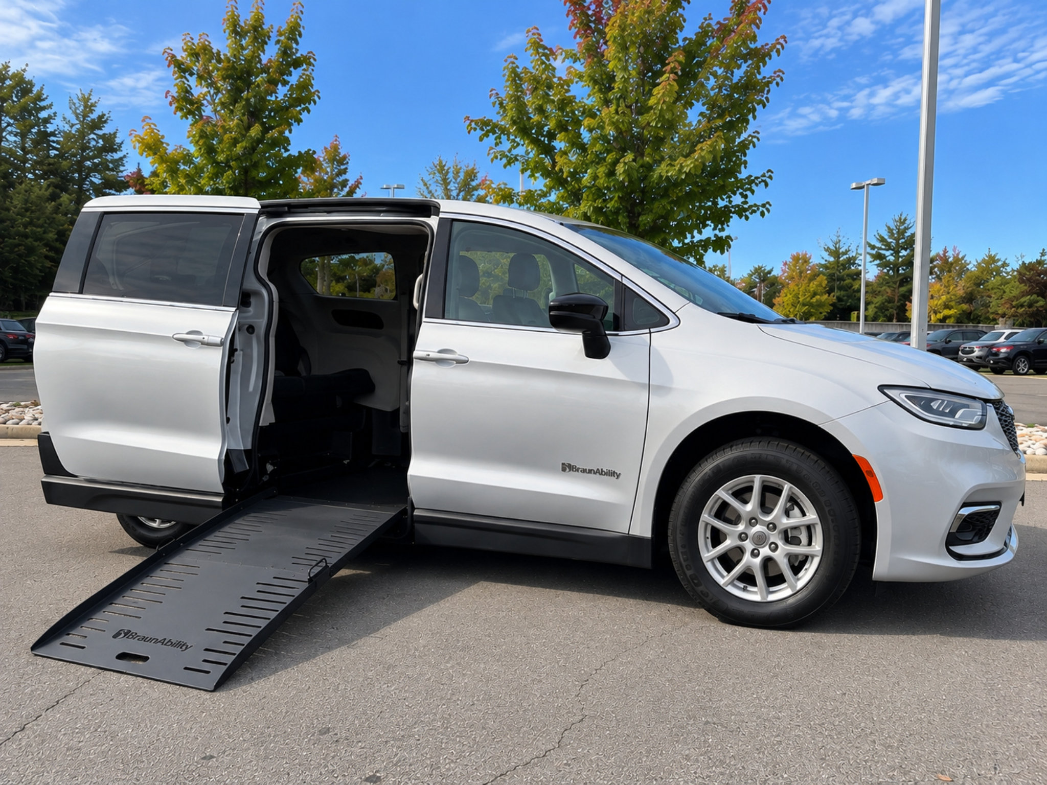 Used 2024 Chrysler Pacifica Touring-L FWD image 1