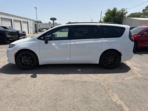 Used 2025 Chrysler Pacifica Limited FWD image 2
