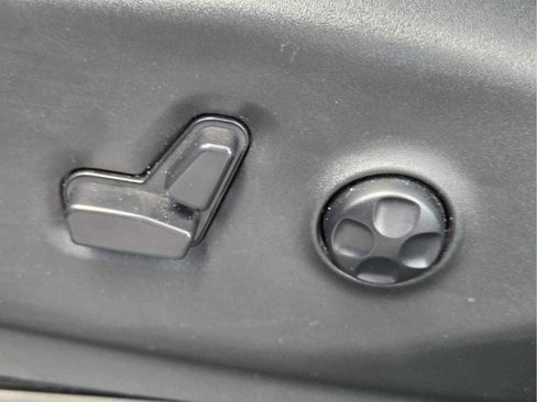Used 2025 Chrysler Pacifica Select FWD image 21